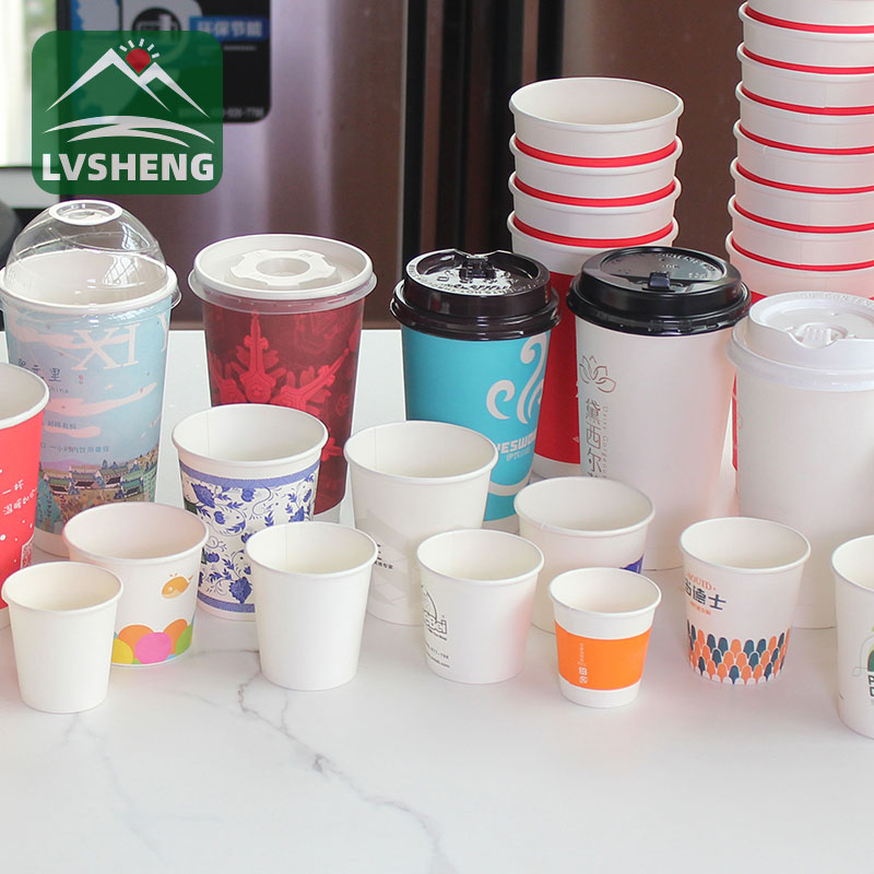 Nahiangay nga papel nga tasa nga adunay takup